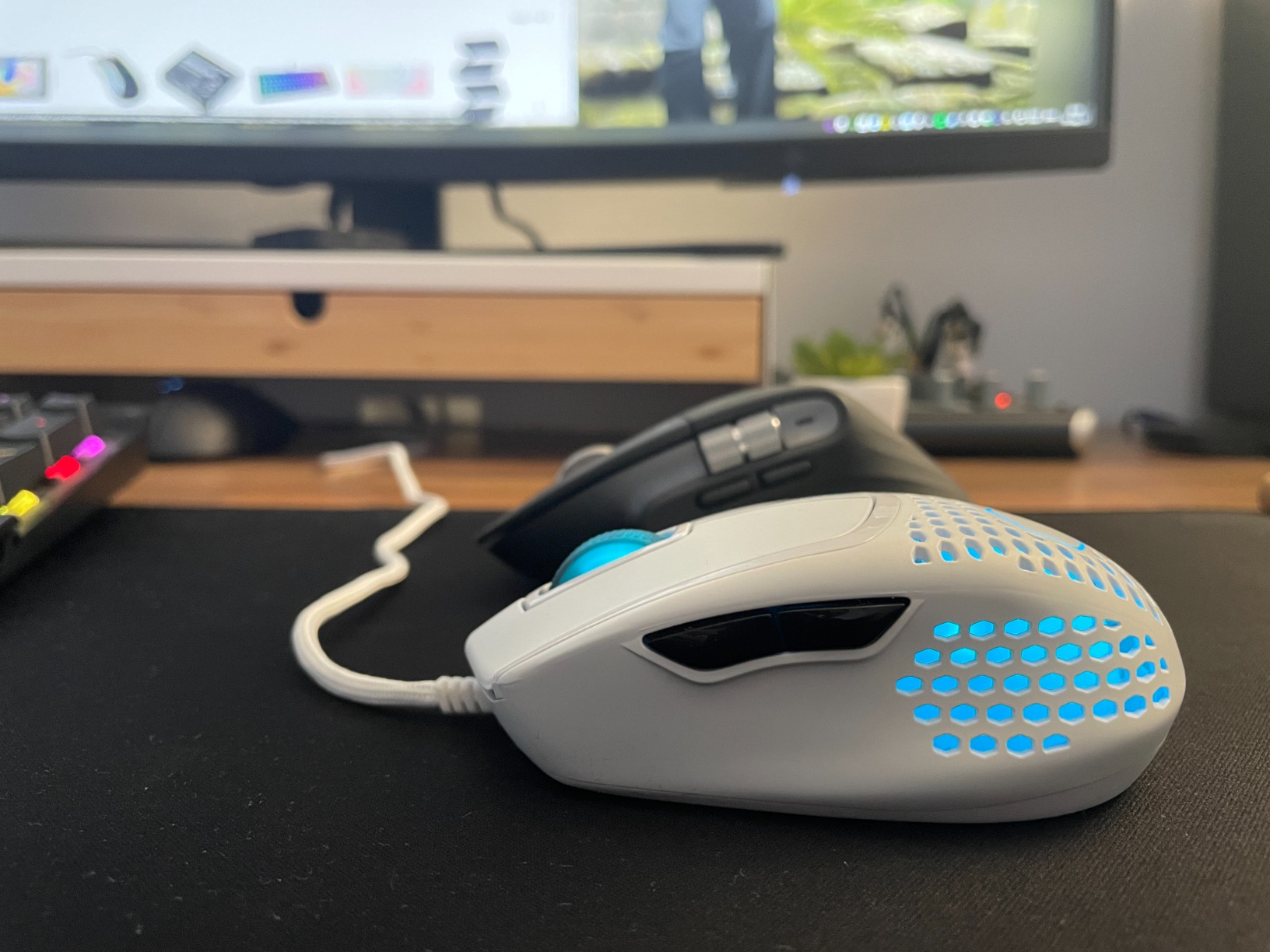 Cooler Master MM720 Gaming Maus Weiß 49g 16000 DPI