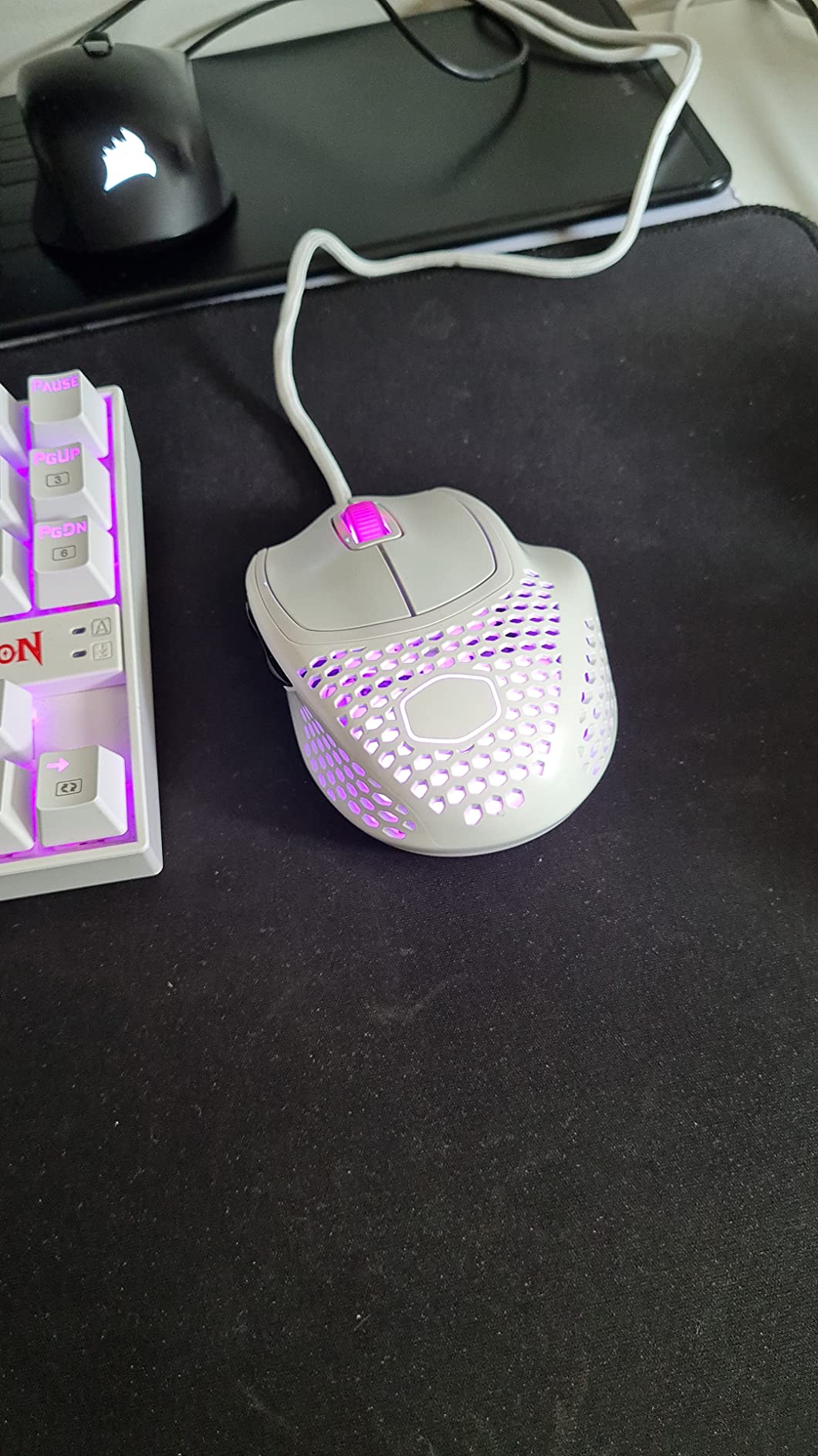 Cooler Master MM720 Gaming Maus Weiß 49g 16000 DPI