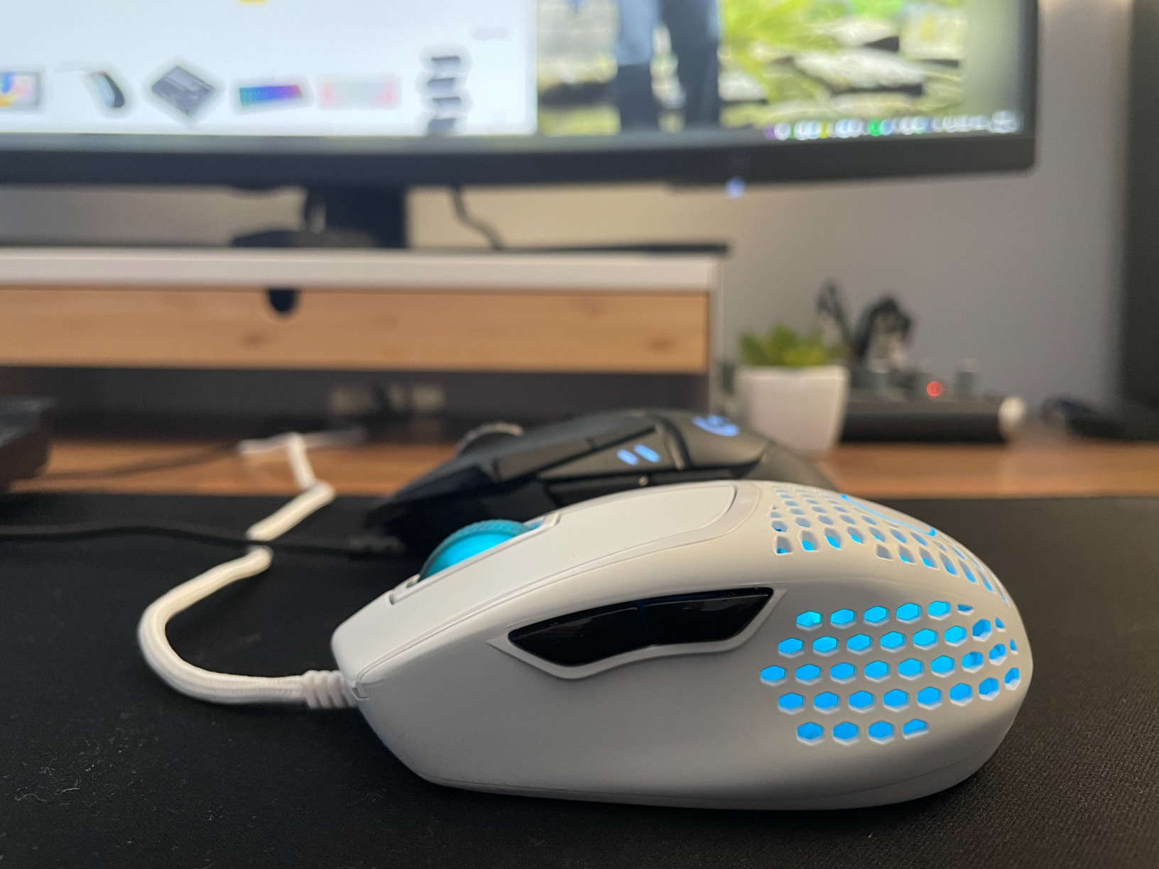 Cooler Master MM720 Gaming Maus Weiß 49g 16000 DPI